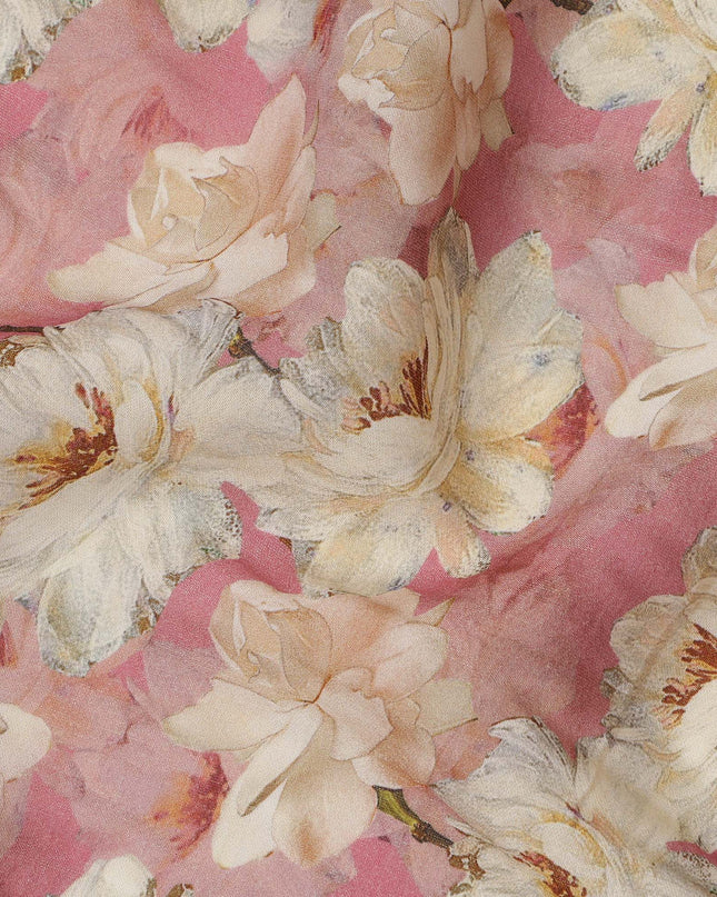 قماش كريب فيسكوز مطبوع عليه زهور كبيرة باللون الوردي مع تصميم زهرة كريمية، عرض 110 سم، صنع في الهند - D23397
