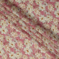قماش كريب فيسكوز مطبوع عليه زهور كبيرة باللون الوردي مع تصميم زهرة كريمية، عرض 110 سم، صنع في الهند - D23397