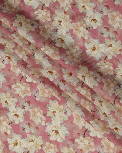 قماش كريب فيسكوز مطبوع عليه زهور كبيرة باللون الوردي مع تصميم زهرة كريمية، عرض 110 سم، صنع في الهند - D23397