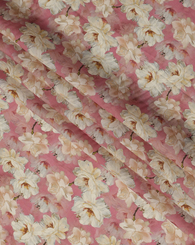 قماش كريب فيسكوز مطبوع عليه زهور كبيرة باللون الوردي مع تصميم زهرة كريمية، عرض 110 سم، صنع في الهند - D23397