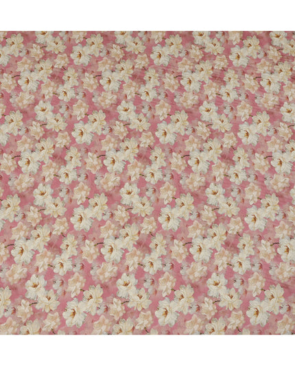 قماش كريب فيسكوز مطبوع عليه زهور كبيرة باللون الوردي مع تصميم زهرة كريمية، عرض 110 سم، صنع في الهند - D23397
