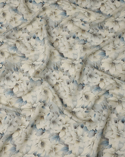 قماش كريب فيسكوز أزرق جليدي كبير الحجم مطبوع عليه زهور عاجي مع تفاصيل أوراق شجر مظللة، عرض 110 سم، صنع في الهند - D23399