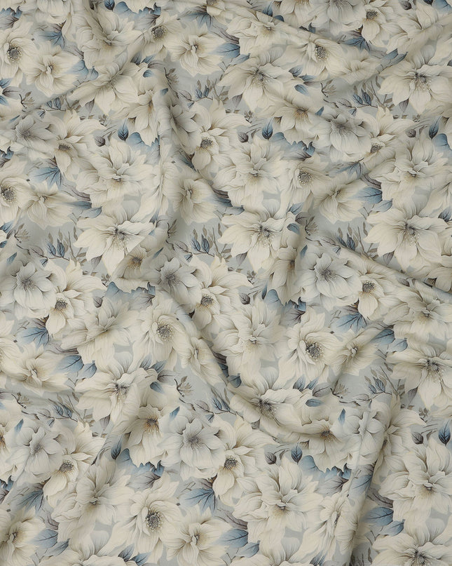 قماش كريب فيسكوز أزرق جليدي كبير الحجم مطبوع عليه زهور عاجي مع تفاصيل أوراق شجر مظللة، عرض 110 سم، صنع في الهند - D23399
