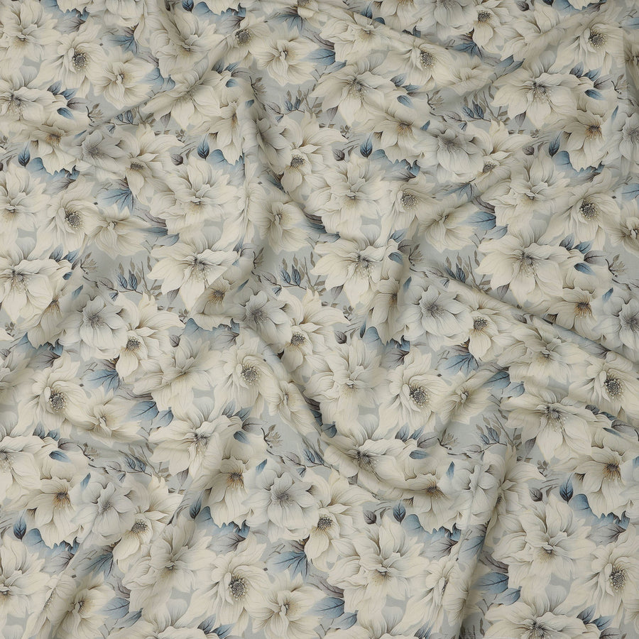 قماش كريب فيسكوز أزرق جليدي كبير الحجم مطبوع عليه زهور عاجي مع تفاصيل أوراق شجر مظللة، عرض 110 سم، صنع في الهند - D23399