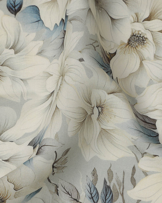 قماش كريب فيسكوز أزرق جليدي كبير الحجم مطبوع عليه زهور عاجي مع تفاصيل أوراق شجر مظللة، عرض 110 سم، صنع في الهند - D23399