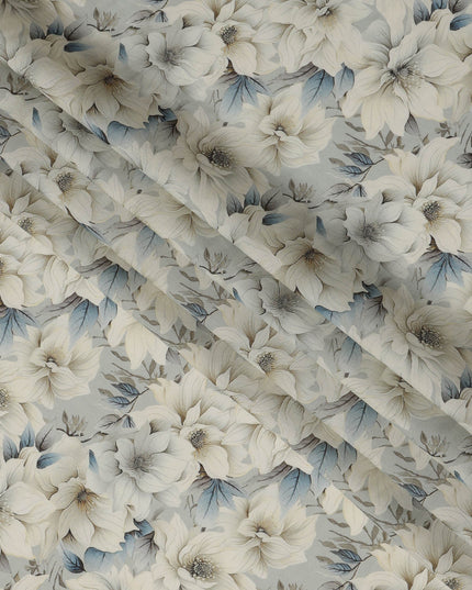 قماش كريب فيسكوز أزرق جليدي كبير الحجم مطبوع عليه زهور عاجي مع تفاصيل أوراق شجر مظللة، عرض 110 سم، صنع في الهند - D23399