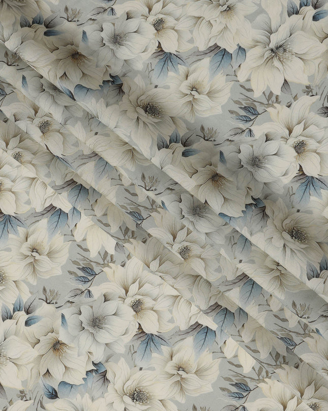 قماش كريب فيسكوز أزرق جليدي كبير الحجم مطبوع عليه زهور عاجي مع تفاصيل أوراق شجر مظللة، عرض 110 سم، صنع في الهند - D23399