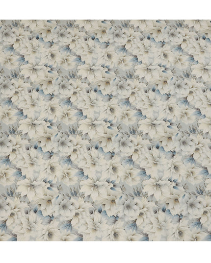 قماش كريب فيسكوز أزرق جليدي كبير الحجم مطبوع عليه زهور عاجي مع تفاصيل أوراق شجر مظللة، عرض 110 سم، صنع في الهند - D23399