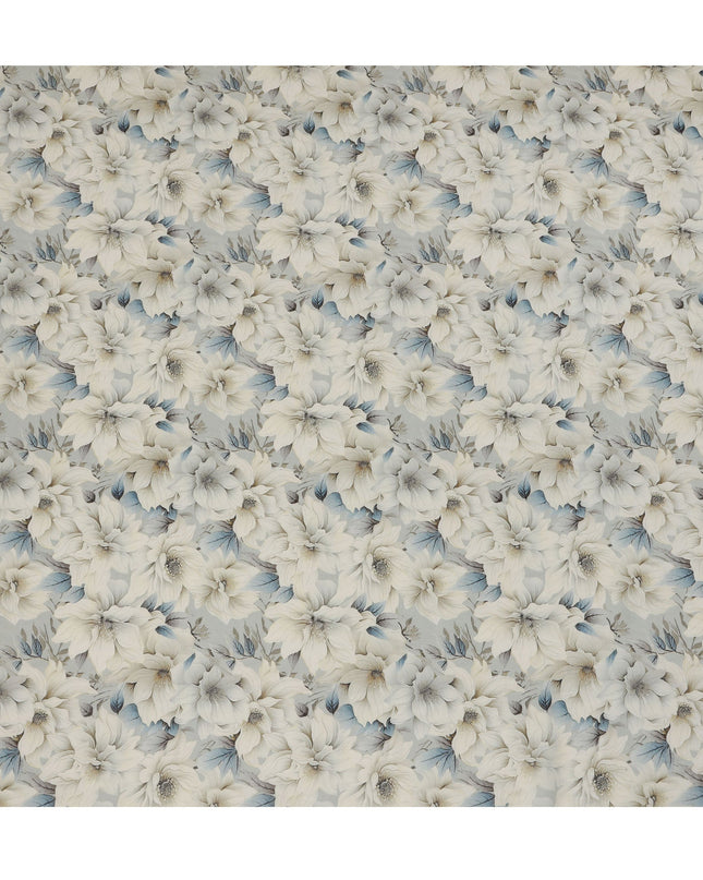 قماش كريب فيسكوز أزرق جليدي كبير الحجم مطبوع عليه زهور عاجي مع تفاصيل أوراق شجر مظللة، عرض 110 سم، صنع في الهند - D23399