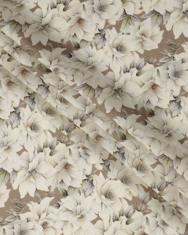 قماش كريب فيسكوز مطبوع عليه زهور بلون بني رمادي فاتح كبير الحجم مع تفاصيل أوراق ناعمة، عرض 110 سم، صنع في الهند - D23400