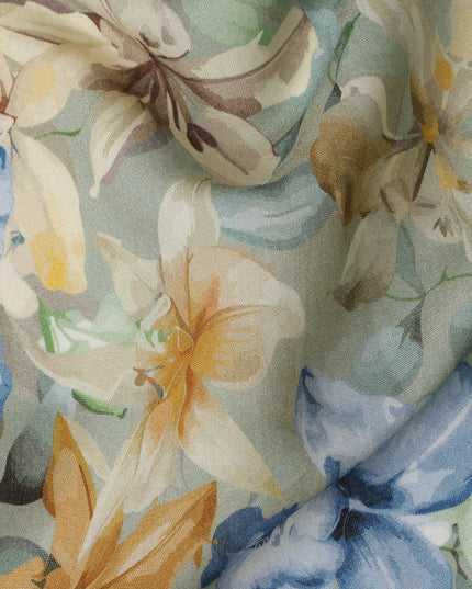 قماش كريب فيسكوز مطبوع عليه زهور متعدد الألوان باللون الأخضر المريمية مع تصميم زهور بألوان مائية، عرض 110 سم، صنع في الهند - D23401