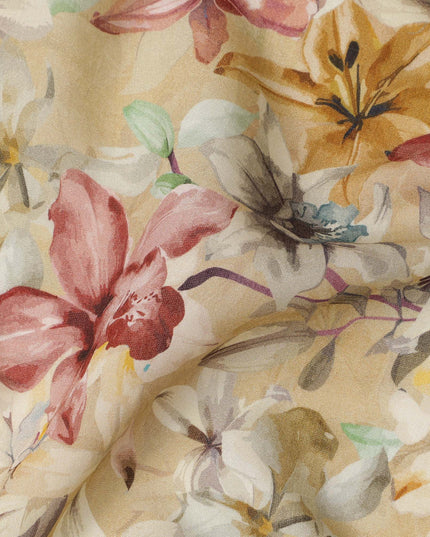 قماش كريب فيسكوز مطبوع عليه زهور متعدد الألوان، بيج دافئ، بمظهر مرسوم يدويًا، عرض 110 سم، صنع في الهند - D23402