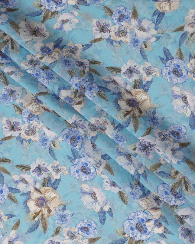 قماش كريب فيسكوز مطبوع عليه زهور باللون الأزرق السماوي والأبيض مع تفاصيل على شكل أوراق، عرض 110 سم، صنع في الهند - D23403