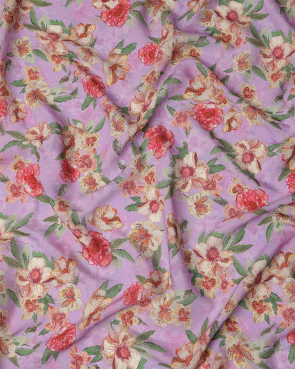 قماش كريب فيسكوز مطبوع عليه زهور باللونين الوردي والأحمر والكريمي مع لمسات من أوراق الشجر الخضراء، عرض 110 سم، صنع في الهند - D23404