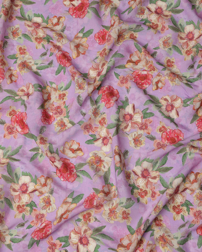 قماش كريب فيسكوز مطبوع عليه زهور باللونين الوردي والأحمر والكريمي مع لمسات من أوراق الشجر الخضراء، عرض 110 سم، صنع في الهند - D23404