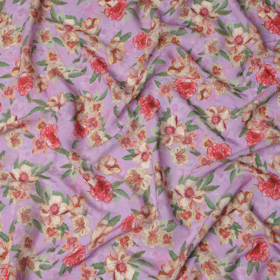 قماش كريب فيسكوز مطبوع عليه زهور باللونين الوردي والأحمر والكريمي مع لمسات من أوراق الشجر الخضراء، عرض 110 سم، صنع في الهند - D23404