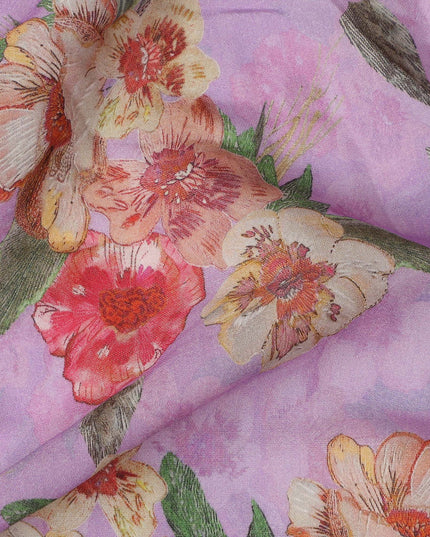 قماش كريب فيسكوز مطبوع عليه زهور باللونين الوردي والأحمر والكريمي مع لمسات من أوراق الشجر الخضراء، عرض 110 سم، صنع في الهند - D23404