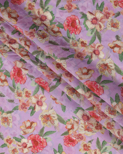 قماش كريب فيسكوز مطبوع عليه زهور باللونين الوردي والأحمر والكريمي مع لمسات من أوراق الشجر الخضراء، عرض 110 سم، صنع في الهند - D23404