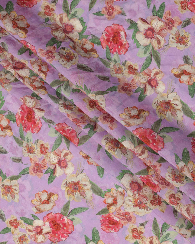 قماش كريب فيسكوز مطبوع عليه زهور باللونين الوردي والأحمر والكريمي مع لمسات من أوراق الشجر الخضراء، عرض 110 سم، صنع في الهند - D23404