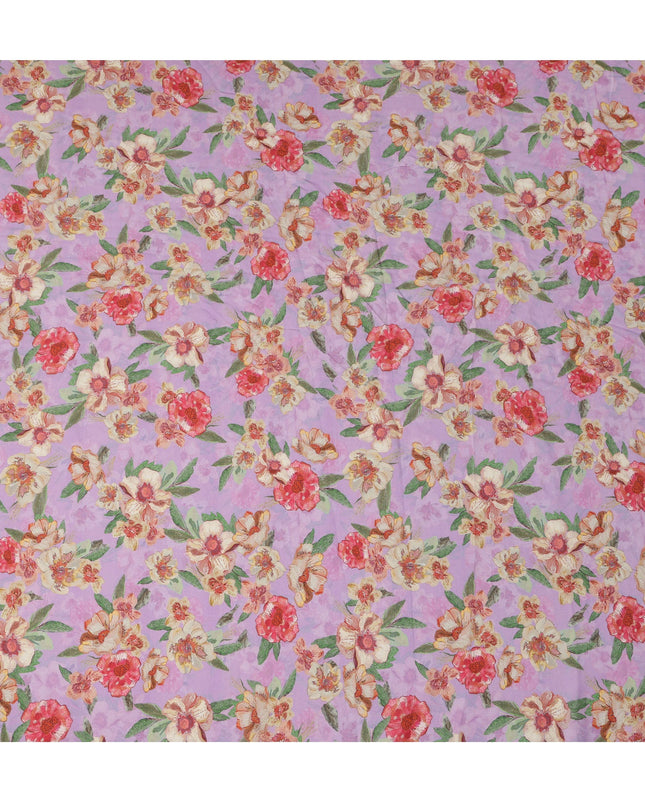 قماش كريب فيسكوز مطبوع عليه زهور باللونين الوردي والأحمر والكريمي مع لمسات من أوراق الشجر الخضراء، عرض 110 سم، صنع في الهند - D23404