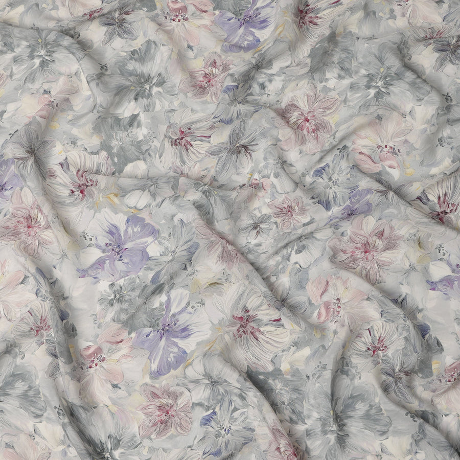 قماش كريب فيسكوز مطبوع عليه زهور باللون الرمادي الفاتح والأرجواني مع تصميم زهور مرسومة، عرض 110 سم، صنع في الهند - D23409