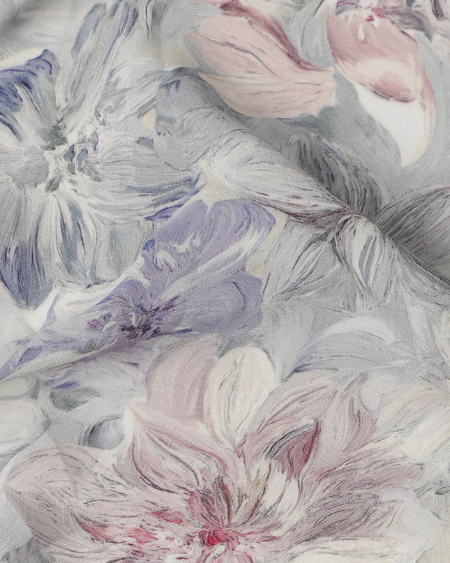 قماش كريب فيسكوز مطبوع عليه زهور باللون الرمادي الفاتح والأرجواني مع تصميم زهور مرسومة، عرض 110 سم، صنع في الهند - D23409
