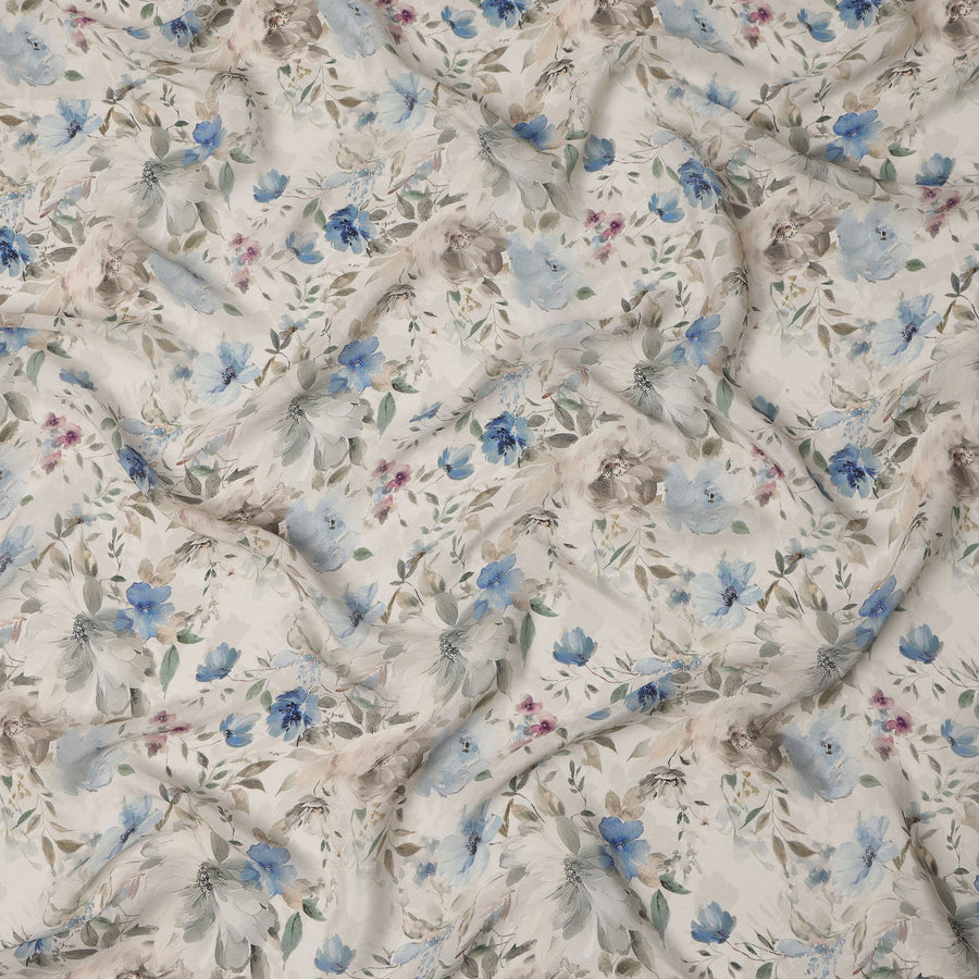 قماش كريب فيسكوز مطبوع عليه زهور باللونين الأزرق والبيج، قاعدة عاجية، مع تفاصيل أوراق بألوان مائية، عرض 110 سم، صنع في الهند - D23411