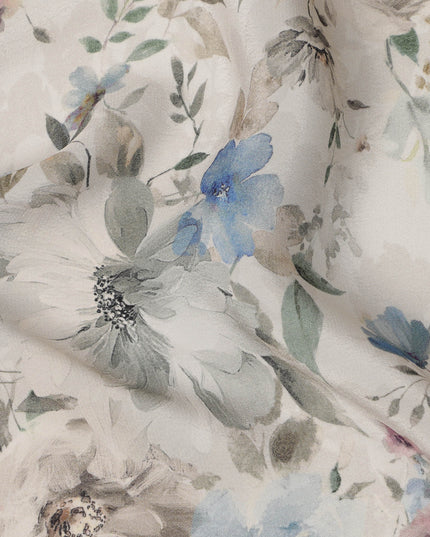 قماش كريب فيسكوز مطبوع عليه زهور باللونين الأزرق والبيج، قاعدة عاجية، مع تفاصيل أوراق بألوان مائية، عرض 110 سم، صنع في الهند - D23411