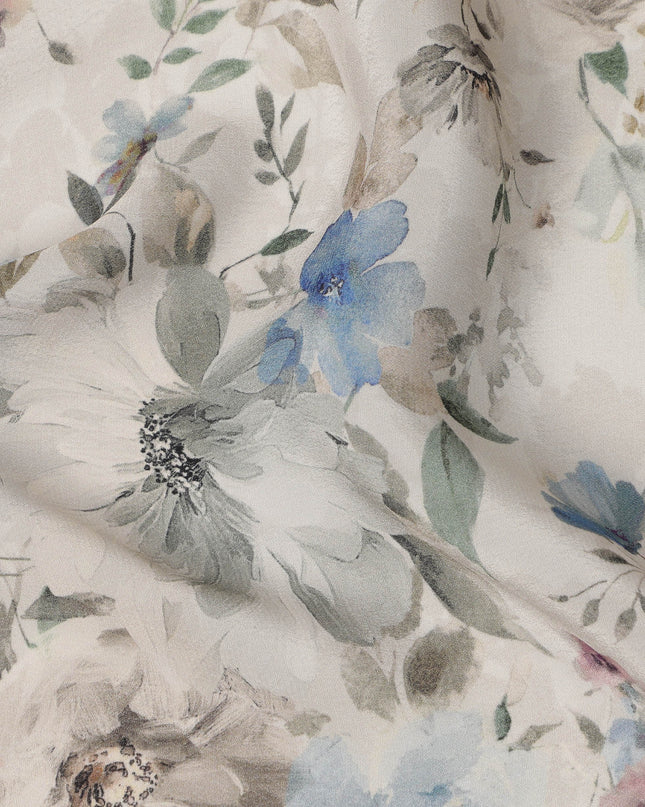 قماش كريب فيسكوز مطبوع عليه زهور باللونين الأزرق والبيج، قاعدة عاجية، مع تفاصيل أوراق بألوان مائية، عرض 110 سم، صنع في الهند - D23411