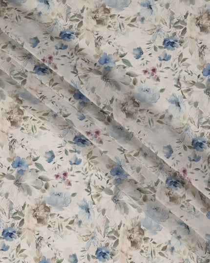 قماش كريب فيسكوز مطبوع عليه زهور باللونين الأزرق والبيج، قاعدة عاجية، مع تفاصيل أوراق بألوان مائية، عرض 110 سم، صنع في الهند - D23411