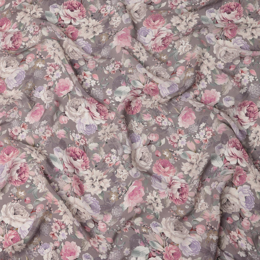 قماش كريب فيسكوز مطبوع عليه زهور وردية أرجوانية باهتة وأرجوانية مع زخارف ورود عتيقة، عرض 110 سم، صنع في الهند - D23413