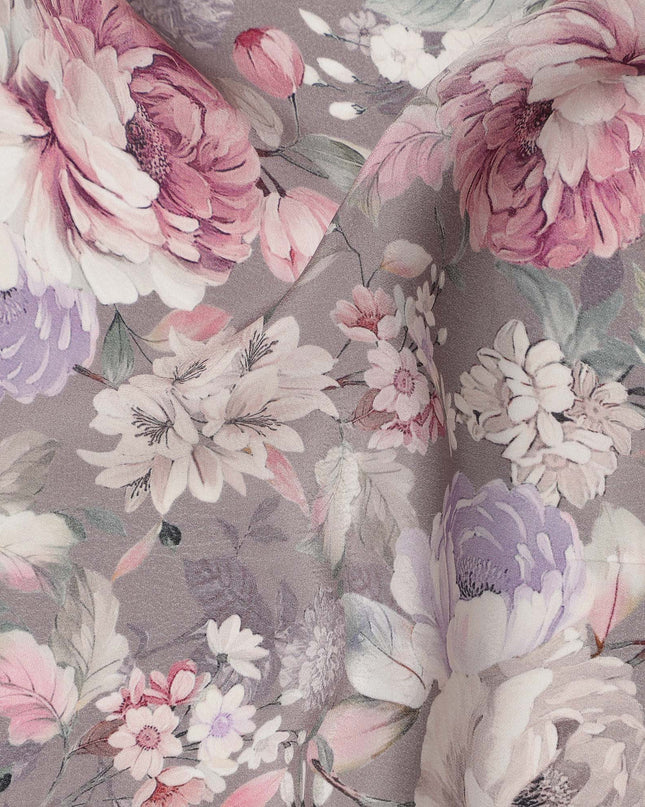 قماش كريب فيسكوز مطبوع عليه زهور وردية أرجوانية باهتة وأرجوانية مع زخارف ورود عتيقة، عرض 110 سم، صنع في الهند - D23413