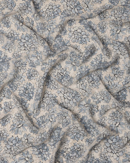 قماش كريب فيسكوز مطبوع عليه زهور زرقاء بقاعدة بيج مع تصميم نباتي مرسوم يدويًا، عرض 110 سم، صنع في الهند - D23415