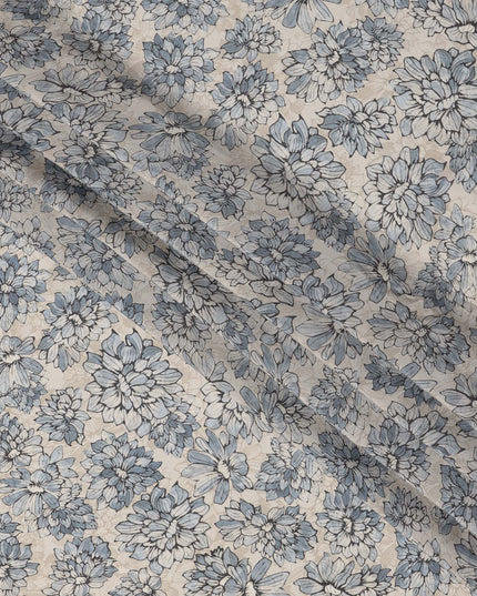قماش كريب فيسكوز مطبوع عليه زهور زرقاء بقاعدة بيج مع تصميم نباتي مرسوم يدويًا، عرض 110 سم، صنع في الهند - D23415