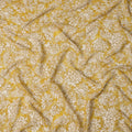 قماش كريب فيسكوز مطبوع عليه زهور باللون الأصفر الخردلي والأبيض مع زخارف نباتية مرسومة يدويًا، عرض 110 سم، صنع في الهند - D23417