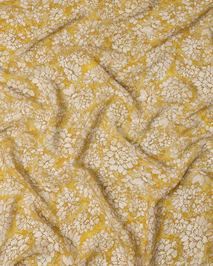قماش كريب فيسكوز مطبوع عليه زهور باللون الأصفر الخردلي والأبيض مع زخارف نباتية مرسومة يدويًا، عرض 110 سم، صنع في الهند - D23417