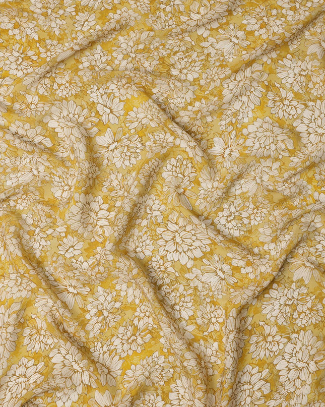قماش كريب فيسكوز مطبوع عليه زهور باللون الأصفر الخردلي والأبيض مع زخارف نباتية مرسومة يدويًا، عرض 110 سم، صنع في الهند - D23417