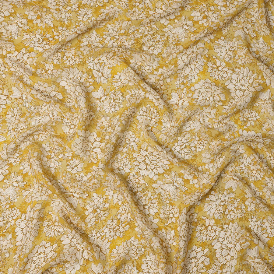 قماش كريب فيسكوز مطبوع عليه زهور باللون الأصفر الخردلي والأبيض مع زخارف نباتية مرسومة يدويًا، عرض 110 سم، صنع في الهند - D23417