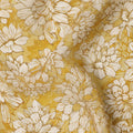 قماش كريب فيسكوز مطبوع عليه زهور باللون الأصفر الخردلي والأبيض مع زخارف نباتية مرسومة يدويًا، عرض 110 سم، صنع في الهند - D23417