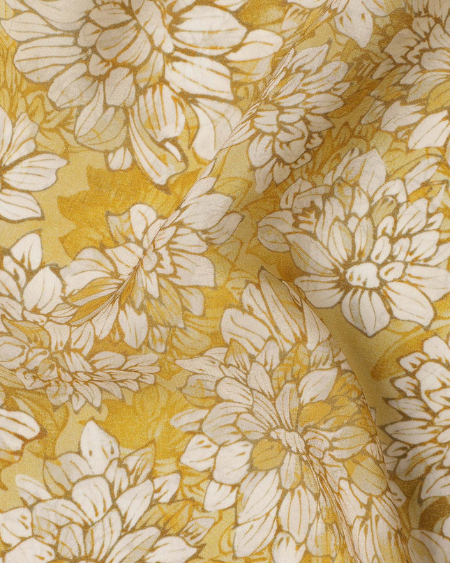 قماش كريب فيسكوز مطبوع عليه زهور باللون الأصفر الخردلي والأبيض مع زخارف نباتية مرسومة يدويًا، عرض 110 سم، صنع في الهند - D23417