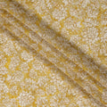 قماش كريب فيسكوز مطبوع عليه زهور باللون الأصفر الخردلي والأبيض مع زخارف نباتية مرسومة يدويًا، عرض 110 سم، صنع في الهند - D23417