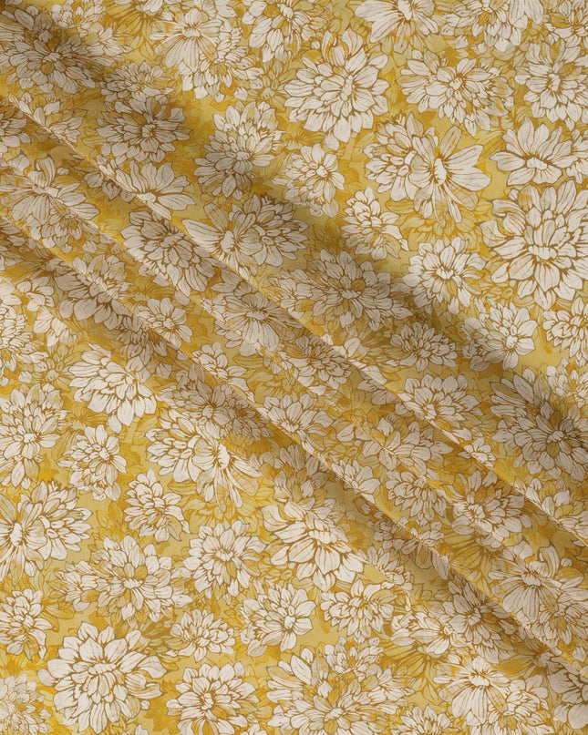 قماش كريب فيسكوز مطبوع عليه زهور باللون الأصفر الخردلي والأبيض مع زخارف نباتية مرسومة يدويًا، عرض 110 سم، صنع في الهند - D23417