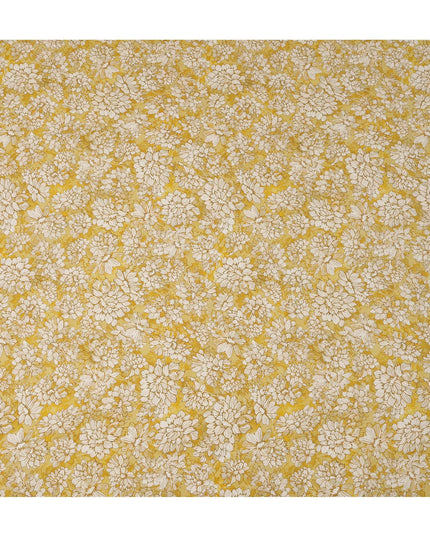 قماش كريب فيسكوز مطبوع عليه زهور باللون الأصفر الخردلي والأبيض مع زخارف نباتية مرسومة يدويًا، عرض 110 سم، صنع في الهند - D23417