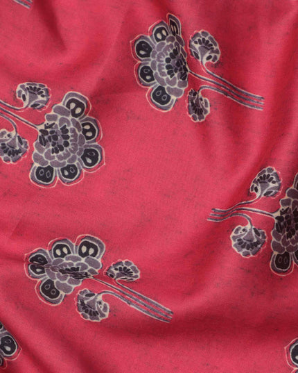 قماش قطني مطبوع عليه زهور وردية ياقوتية مع زهور سوداء، عرض 110 سم، صنع في الهند - D23545