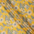 قماش قطني مطبوع عليه زهور باللونين الأصفر والرمادي والأبيض، مقاس كبير، عرض 110 سم، صنع في الهند - D23555