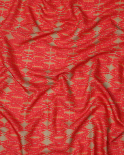 قماش كريب فيسكوز بطبعة تجريدية مستوحاة من شيبوري باللونين الأحمر الناري والأخضر الزيتوني، عرض 110 سم، صنع في الهند - D23576