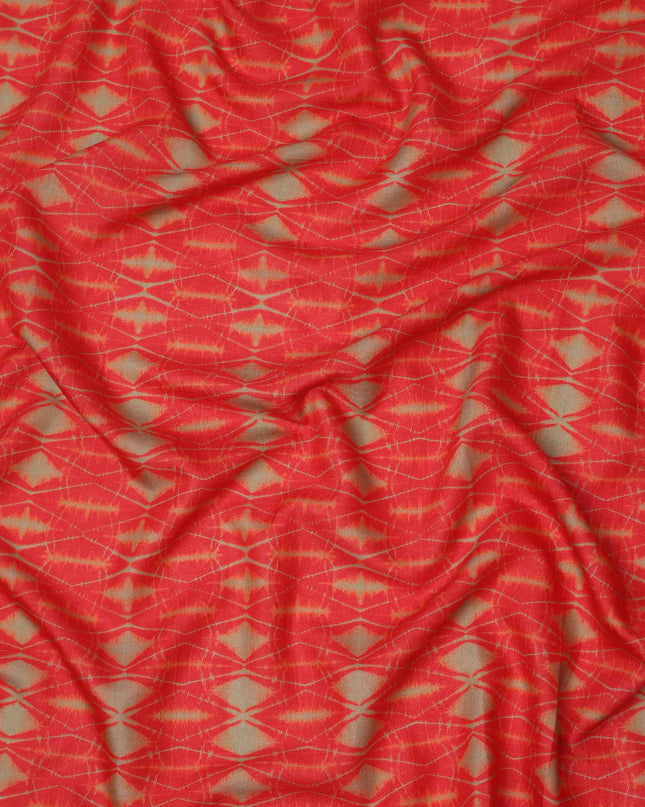 قماش كريب فيسكوز بطبعة تجريدية مستوحاة من شيبوري باللونين الأحمر الناري والأخضر الزيتوني، عرض 110 سم، صنع في الهند - D23576