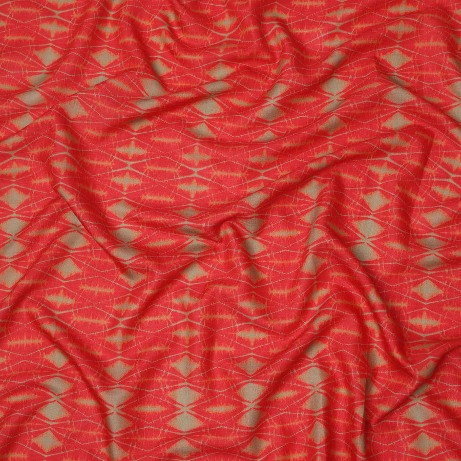 قماش كريب فيسكوز بطبعة تجريدية مستوحاة من شيبوري باللونين الأحمر الناري والأخضر الزيتوني، عرض 110 سم، صنع في الهند - D23576