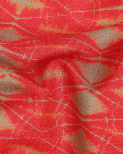 قماش كريب فيسكوز بطبعة تجريدية مستوحاة من شيبوري باللونين الأحمر الناري والأخضر الزيتوني، عرض 110 سم، صنع في الهند - D23576