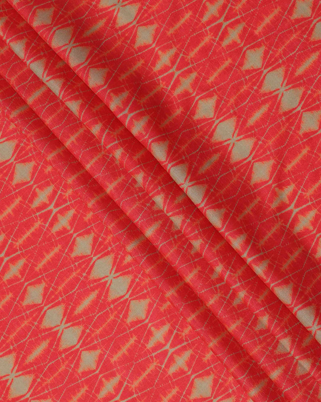 قماش كريب فيسكوز بطبعة تجريدية مستوحاة من شيبوري باللونين الأحمر الناري والأخضر الزيتوني، عرض 110 سم، صنع في الهند - D23576